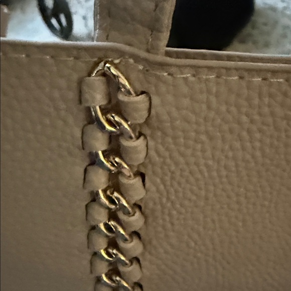 Bagdley Mischka Chic Beige Leather Shoulder Bag with Gold Chain - Picture 12 of 13